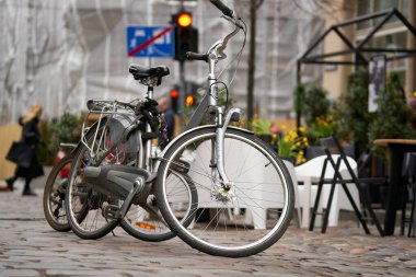 06-03-2020 Riga, Letonya Avrupa şehirlerinin sokaklarına park edilmiş bisiklet. Sağlıklı bir yaşam tarzı ve çevresel ulaşım biçiminin kavramsal görüntüsü
