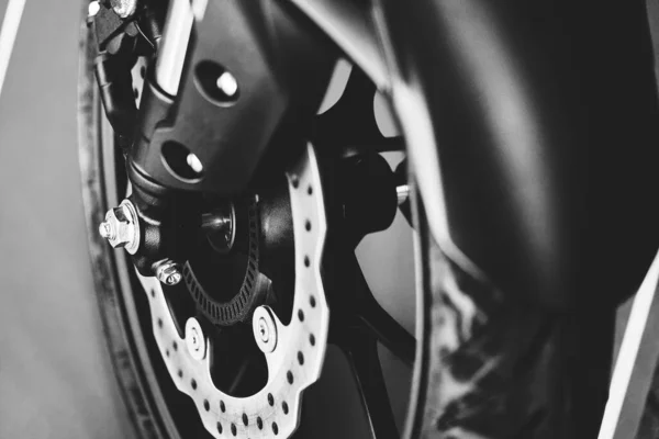 一辆停着的自定义辆摩托车的前轮爆胎 — 图库照片