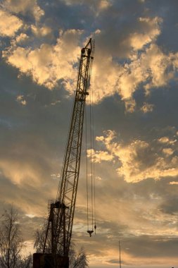 Bir liman, bir vinç görüntüsünü kapatmak.