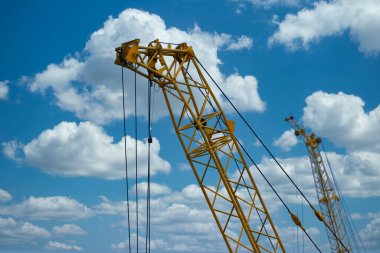 Mavi günbatımı gökyüzü mavi günbatımı gökyüzüne karşı yüksek binaların inşa edildiği yeni bir inşaat sahasının altında beş büyük vinçten sonra