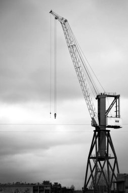 Mavi gökyüzü arka plan üzerinde bağlantı noktası kargo vinç