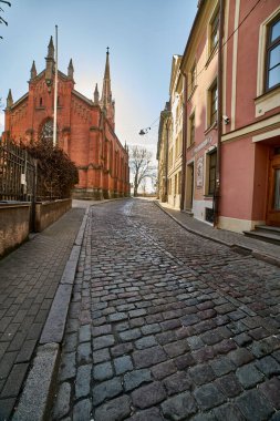 Riga 'daki eski şehrin çatıları üzerinde mavi gökyüzü