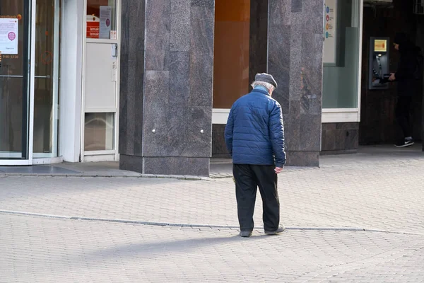 2020 Riga Latvia Unidentified Old Man Walking City — Stock Photo, Image