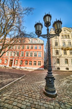 Üç lambalı bir sokak lambası.