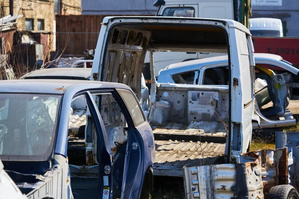 Velho Carro Cinza Quadro Carro Desmontado Com Peças Enferrujadas Rua — Fotografia de Stock