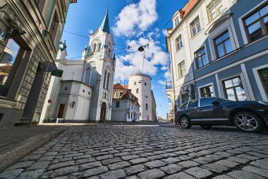 Riga 'daki eski şehrin çatılarında gün batımı