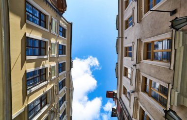 Riga 'daki eski şehrin çatıları üzerinde mavi gökyüzü.