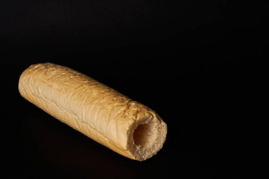 Boş ekmek siyah arkaplanda izole edildi.