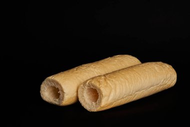 Siyah arkaplanda izole edilmiş iki boş çörek..
