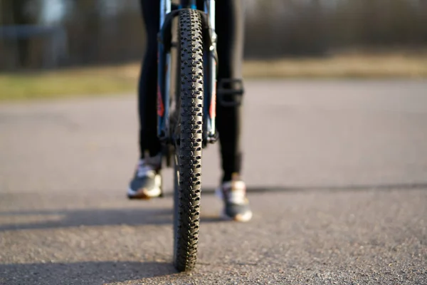 Ung Kvinna Cykling Solnedgången Parken — Stockfoto