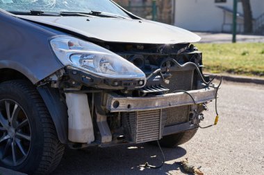 Sokakta araba kazası, şehirde çarpışmadan sonra hasar gören otomobiller.
