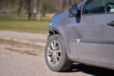 Sokakta araba kazası, şehirde çarpışmadan sonra hasar gören otomobiller.