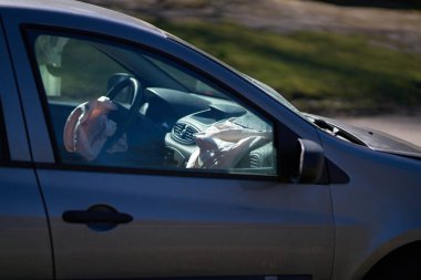 Sokakta araba kazası, şehirde çarpışmadan sonra hasar gören otomobiller.