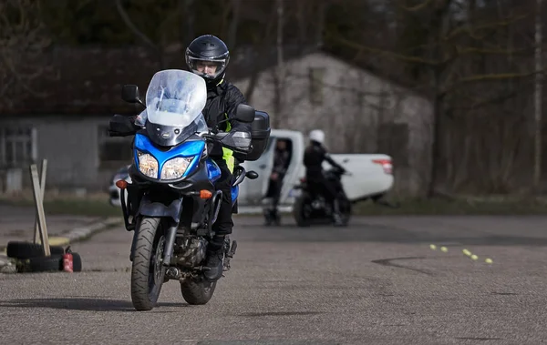 Anak Muda Mengemudi Dengan Sepeda Motor Jalan Menikmati Kebebasan Dan — Stok Foto