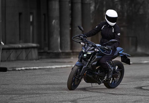 Hombre Una Moto Carretera Divertirse Conduciendo Camino Vacío Viaje Motocicleta —  Fotos de Stock