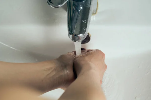 Mycie Rąk Płynie Woda Kranu — Zdjęcie stockowe
