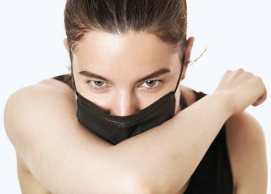 Coronavirus Solunum Hijyeni. Hasta kız, koruyucu tıbbi maske takmış, dirseğine öksürüyor. Beyaz arka planda zatürree olmuş..
