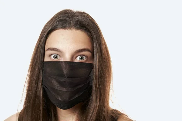 Ein Nahaufnahme Porträt Einer Hübschen Frau Mit Einer Chirurgischen Maske — Stockfoto