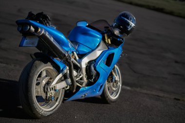 Motosiklet, motosiklet mobiletleri şehir sokağına park edilmiş. Tekerleği kapat.