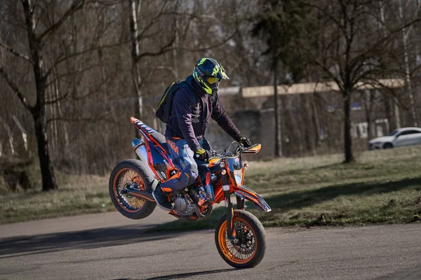 2020 Ryga Łotwa Motocyklista Przednim Kole Motocykla — Zdjęcie stockowe