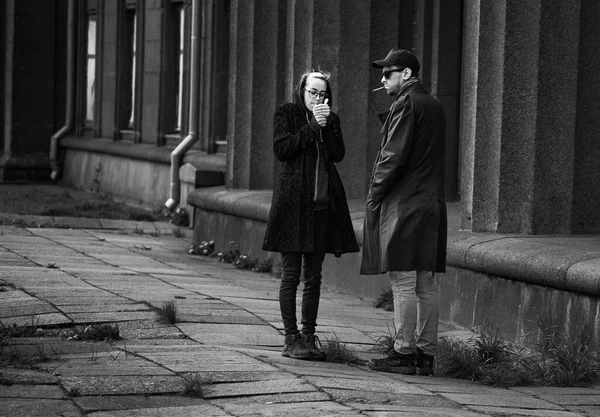 2020 Riga Letónia Dois Jovens Fumadores Cigaretes — Fotografia de Stock