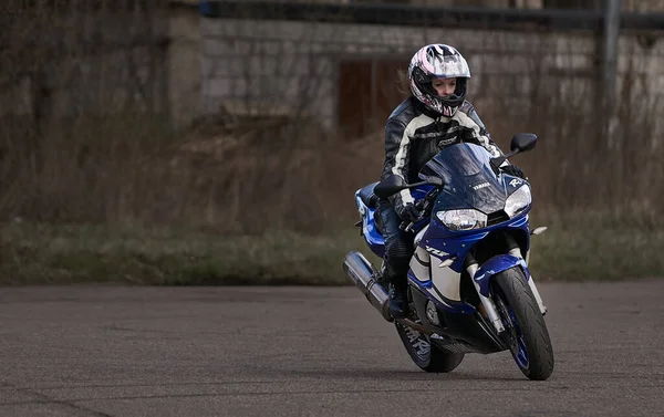 2020 Рига Латвія Жінка Їде Мотоциклі Дорозі — стокове фото