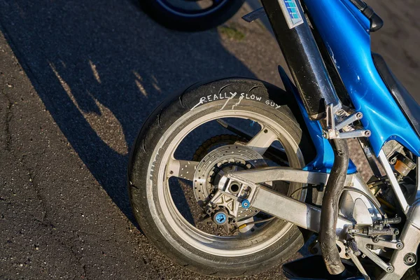 Hinterrad Eines Blauen Sportmotorrads — Stockfoto