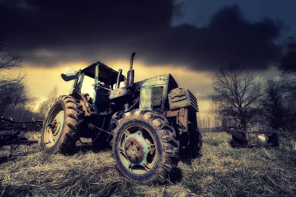 Gammal Traktor Gräsplanen — Stockfoto