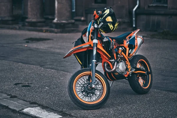 2020 Riga Lettland Orangefarbenes Kreuz Motorrad Parkt Auf Gehweg — Stockfoto