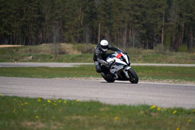 10-05-2020 Ropazi, Letonya Motosiklet Antrenmanı hızlı bir viraja dayanıyor.