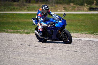 10-05-2020 Ropazi, Letonya Motosiklet Antrenmanı hızlı bir viraja dayanıyor.