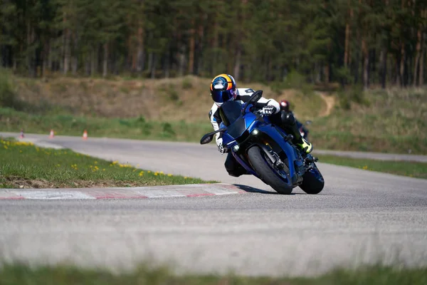 Praktyka Motocyklowa Pochylając Się Szybkiego Rogu Torze — Zdjęcie stockowe