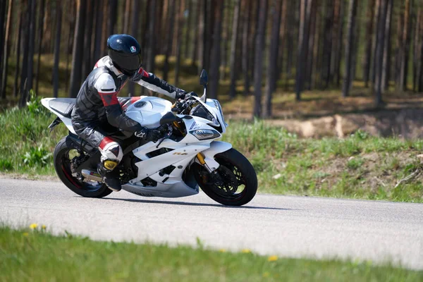 2020 Ropazi Letonya Motosiklet Antrenmanı Hızlı Bir Viraja Dayanıyor — Stok fotoğraf