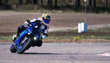 10-05-2020 Ropazi, Letonya Motosiklet Antrenmanı hızlı bir viraja dayanıyor.