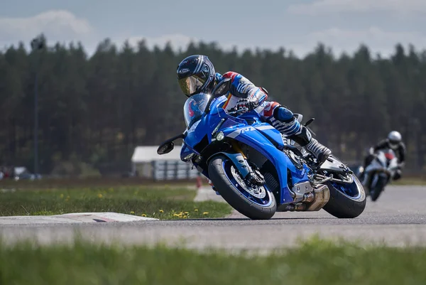 2020ラトビアのローパジは 空のアスファルトの道路でスポーツバイクに乗っている スポーツバイク — ストック写真