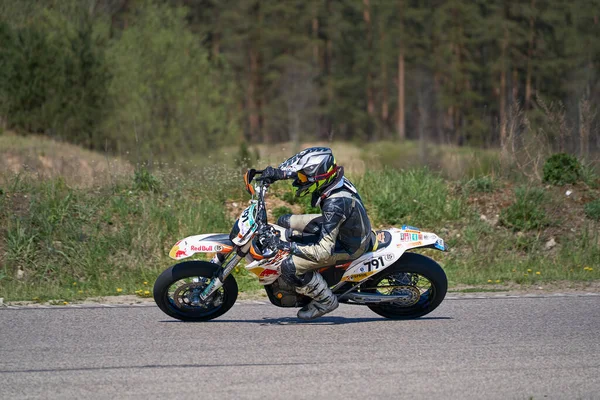 2020 Ropazi Lotyšsko Motocyklista Supermoto Vyjížďkách Prázdné Asfaltové Silnici — Stock fotografie