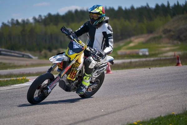 2020 Ropazi Lettonie Motocycliste Aux Courses Supermoto Sur Route Asphaltée — Photo