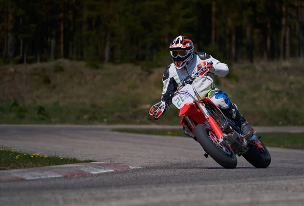 2020 Ropazi Lettland Motorradfahrer Bei Supermoto Fahrten Auf Leerer Asphaltstraße — Stockfoto