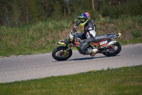 2020 Ropazi Letland Motorrijder Bij Supermoto Rijdt Lege Asfaltweg — Stockfoto