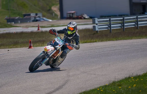 2020 Ropazi Lettonie Motocycliste Aux Courses Supermoto Sur Route Asphaltée — Photo