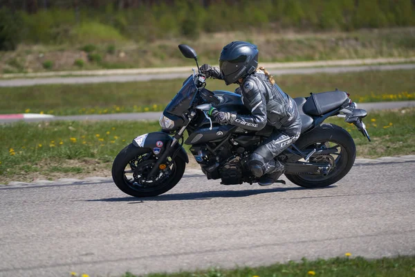 2020罗帕齐 拉托维亚骑摩托车在空旷的沥青路面上超度行驶 — 图库照片