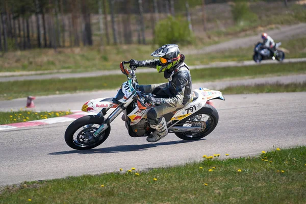2020 Ropazi Łotwa Motocyklista Supermoto Jeździ Pustą Asfaltową Drogą Człowiek — Zdjęcie stockowe