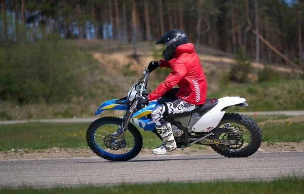 2020 Ropazi Lettland Motorradfahrer Auf Supermoto Fahrten Durch Leere Asphaltstraße — Stockfoto
