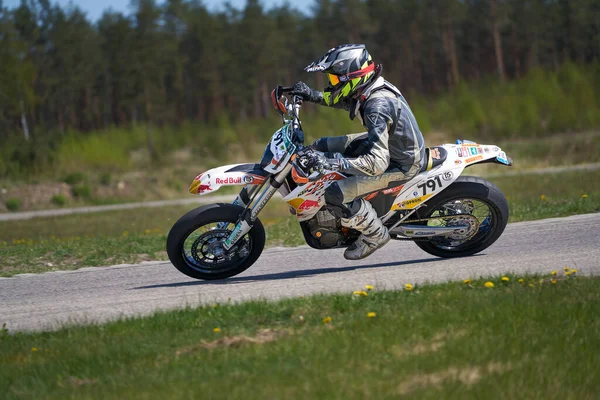 2020 Ropazi Lettonie Motocycliste Aux Courses Supermoto Sur Route Asphaltée — Photo