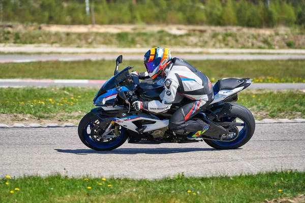 2020 Ropazi Lotyšsko Motocyklista Supermoto Vyjížďkách Prázdné Asfaltové Silnici — Stock fotografie