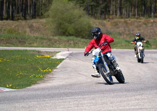 2020 Ropazi Λετονία Μοτοσικλετιστής Supermoto Βόλτες Άδεια Άσφαλτο Δρόμο — Φωτογραφία Αρχείου