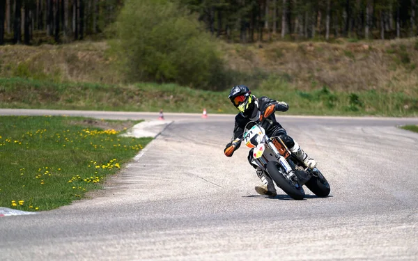 2020 Ropazi Letonya Motosikletçisi Boş Asfalt Yolda Süpermoto Gezintisinde — Stok fotoğraf