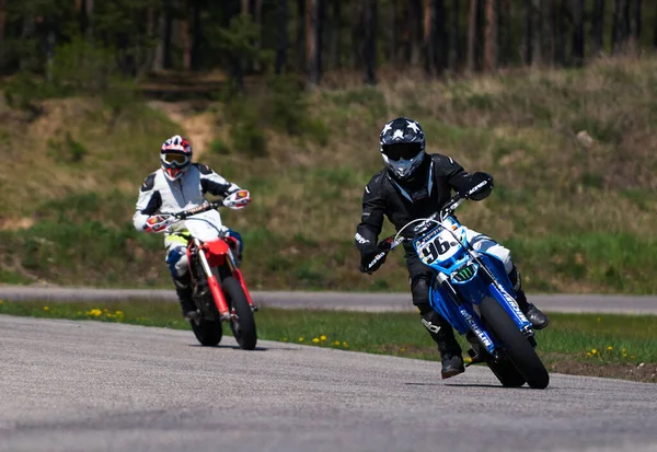 2020 Ropazi Lotyšsko Motocyklista Supermoto Vyjížďkách Prázdné Asfaltové Silnici — Stock fotografie