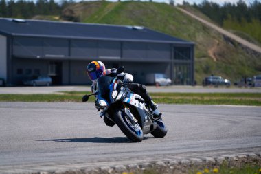 10-05-2020 Ropazi, Letonya Motosiklet Antrenmanı hızlı bir viraja dayanıyor.