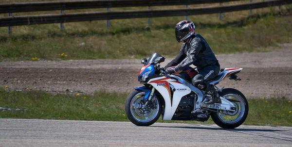 10-05-2020 Ropazi, Letonya Motosiklet Antrenmanı, hızlı bir viraja doğru ilerliyor. Motosiklet yarışı.